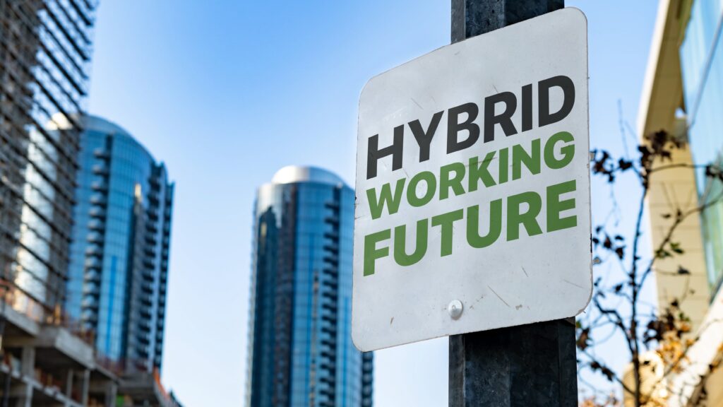 Hybrid Working Future Worn Sign in der Innenstadt / Hybrid Working Future Worn Sign in Downtown city setting