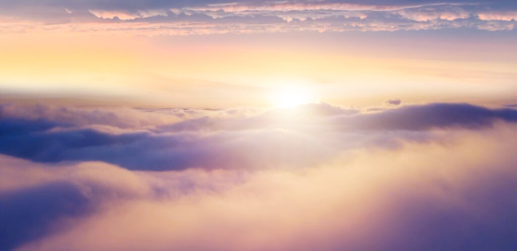 Schöner Sonnenuntergang bewölkt Himmel aus Sicht der Luft. Flugzeugsicht über Wolken_Beautiful sunset cloudy sky from aerial view. Airplane view above clouds